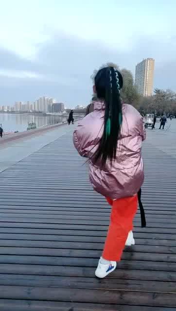 跳舞好看的网红男孩子